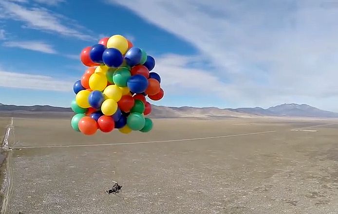 まるで カールじいさんの空飛ぶ家 風船90個で空へ旅立ったプロ スキーヤーが空を舞う動画が超おっかない 15年2月2日 エキサイトニュース