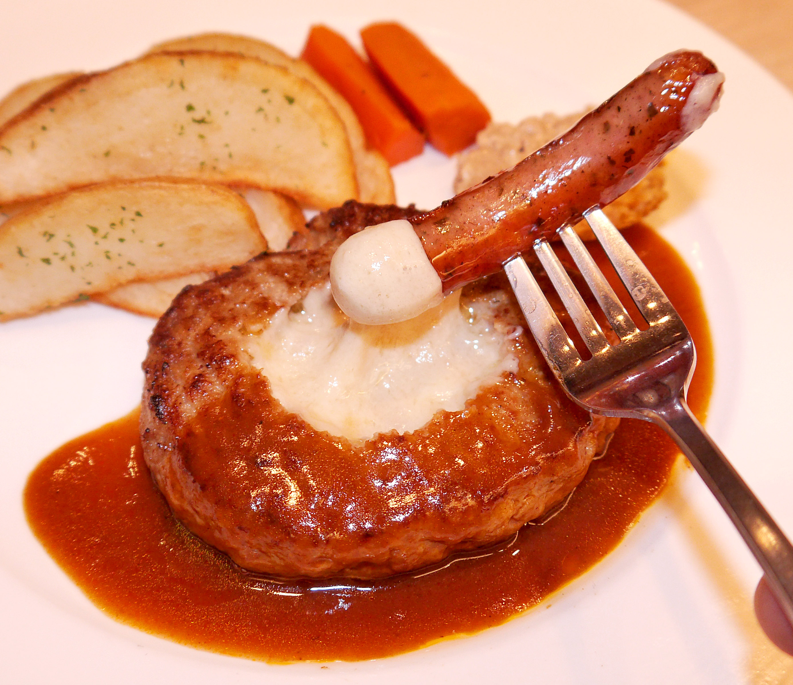 秘密のグルメ ガストの チーズ In ハンバーグ はチーズフォンデュにして食べると猛烈にウマいぞッ 15年6月17日 エキサイトニュース