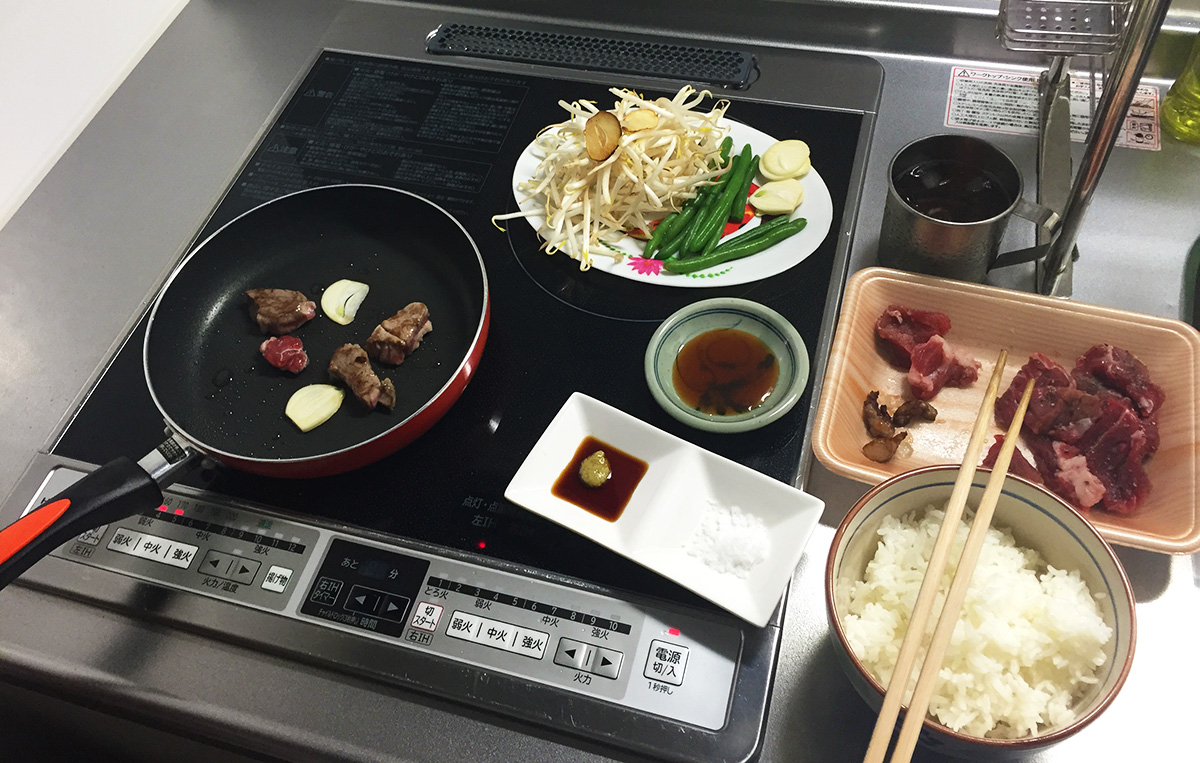 激安激ウマ 家の台所で焼きたてステーキを食べる 一人立ちステーキ が攻守ともにマジ最強 15年8月17日 エキサイトニュース