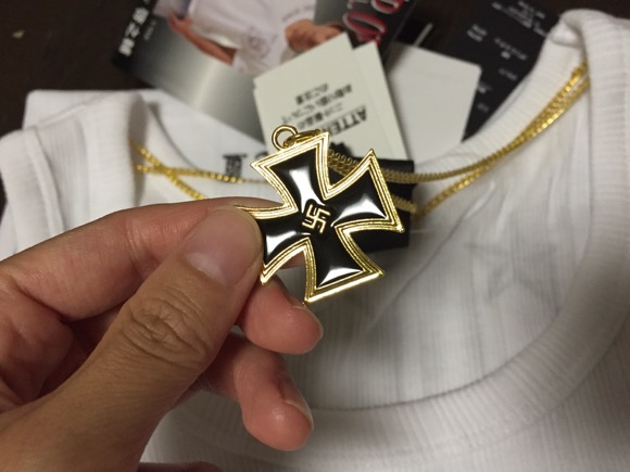 ネットで炎上中 しまむら の ナチスのシンボル付きタンクトップ はアリ ナシ 外国人記者に聞いてみた 15年8月19日 エキサイトニュース