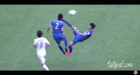 衝撃サッカー動画 中国で仲間の顔面をオーバーヘッドキックで蹴り上げるプレーが発生 15年10月22日 エキサイトニュース