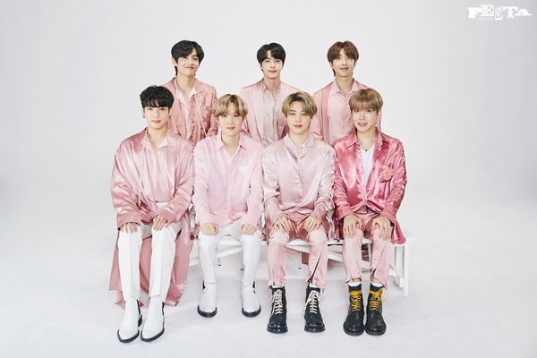 BTS、デビュー7周年記念家族写真公開、愉快でウィットあふれる姿 