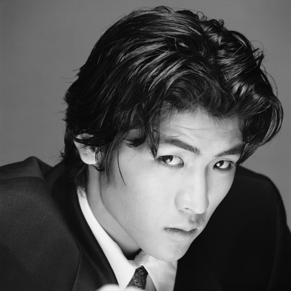 吉川晃司写真集 Stand Up Kikkawa Koji Filmography By 14 Photographers 発売記念写真巡回展が奈良を皮切りに 代官山 梅田など8店舗の蔦屋書店で開催 21年1月15日 エキサイトニュース