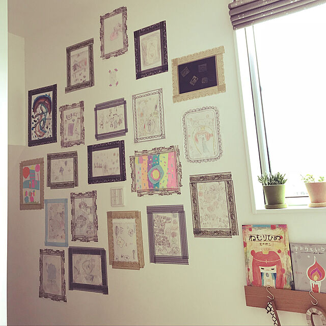 小さな芸術家さんも喜ぶ 子どもの絵の飾り方アイデア ローリエプレス