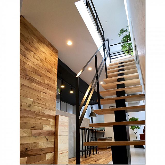 軽やかでモダン スケルトン階段のある開放的なお部屋 ローリエプレス