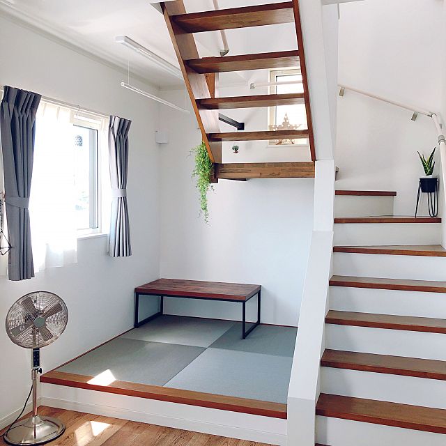 軽やかでモダン スケルトン階段のある開放的なお部屋 ローリエプレス