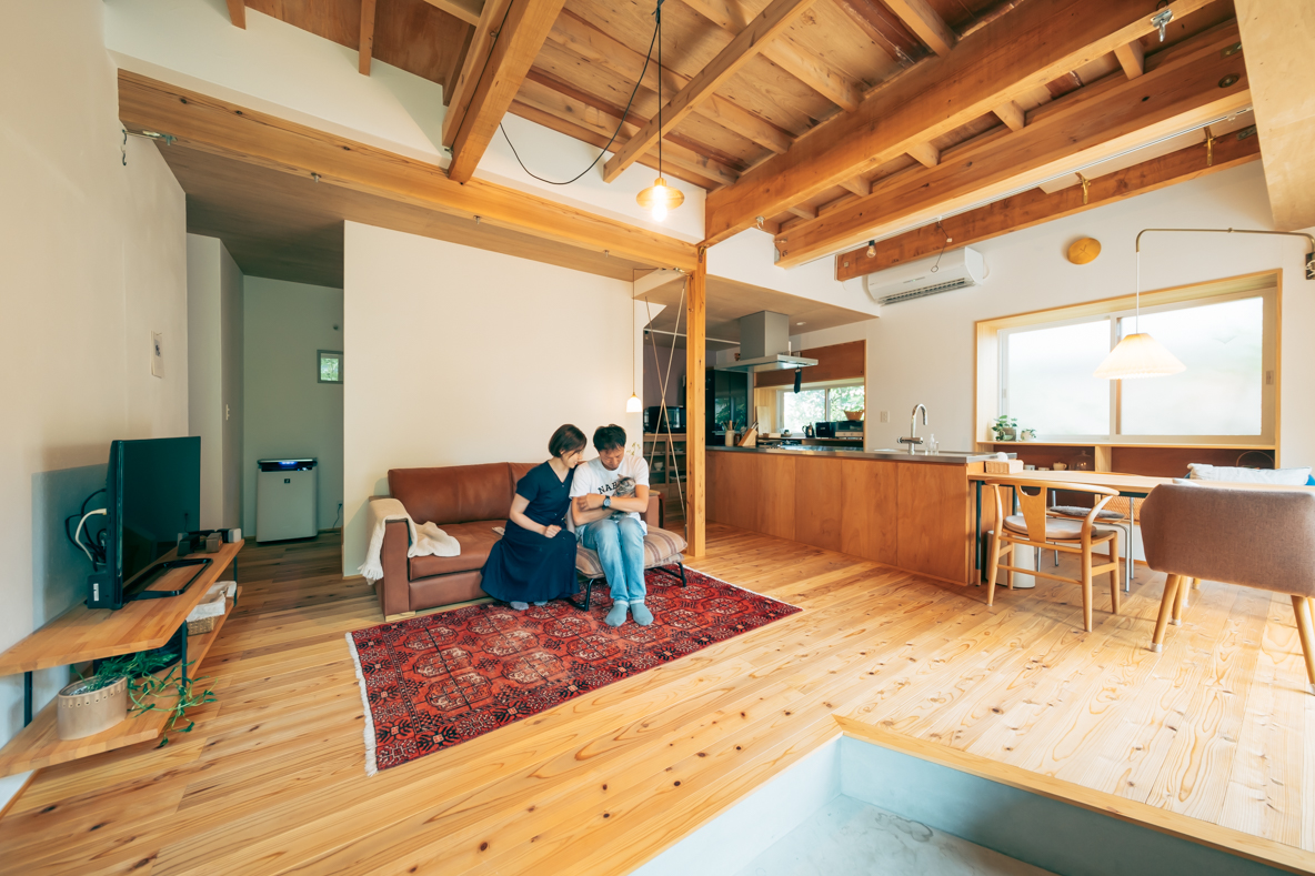 余白があるのに暖かい。薪ストーブとアンティーク家具で彩る、猫と人が 