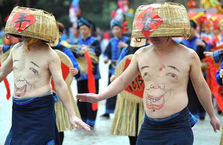 旧暦正月15日 伝統の 腹踊り を披露 広西チワン族自治区 11年2月17日 エキサイトニュース