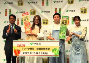 伊藤園、野菜パウダーで“食パ”向上 「ささっと1秒 マシマシ野菜」発売