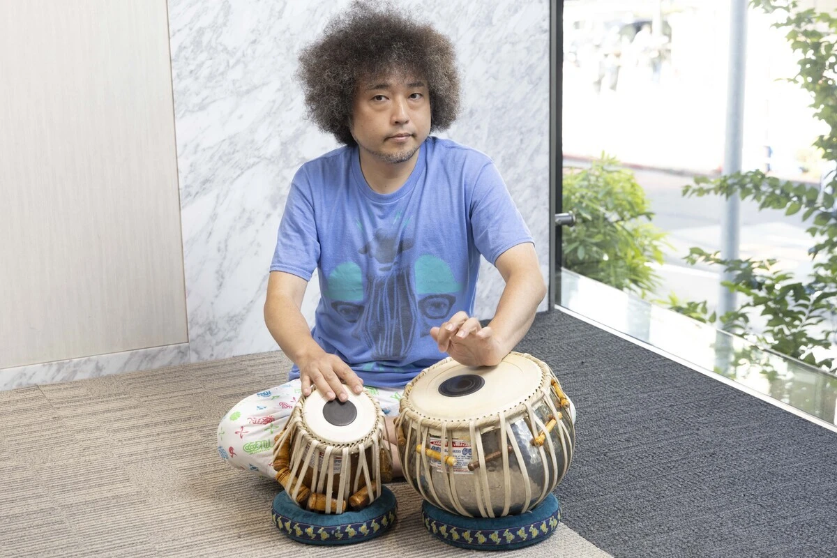 インドではメジャーな楽器「タブラ」って何？ タブラ奏者・U-zhaan