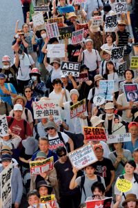 内閣支持率は20%台に急落。全国各地で「安倍やめろ!」の大合唱!