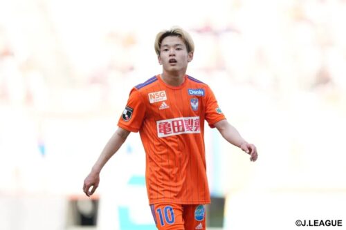 本間至恩がベルギー移籍後初ゴール 胸トラップから相手をかわして冷静なシュート 22年10月1日 エキサイトニュース