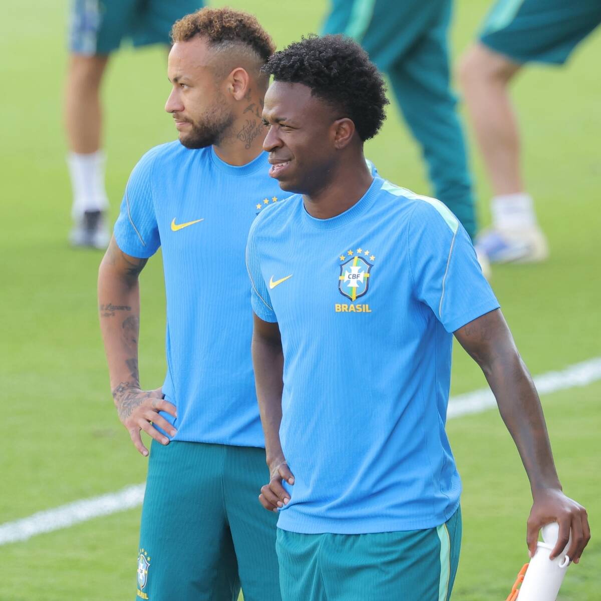 W杯】貫禄か余裕か…ブラジル代表FWネイマールが練習中に報道陣に 