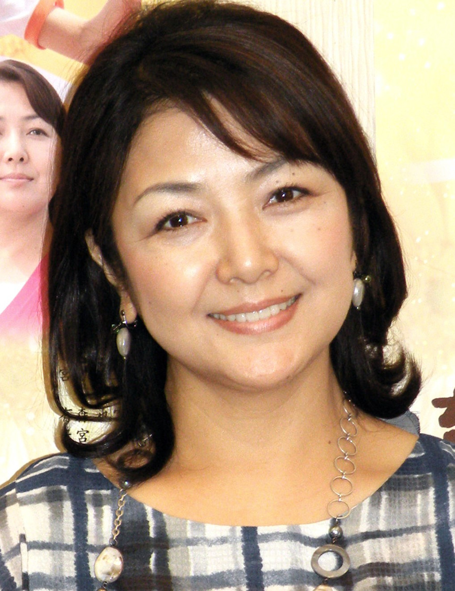 原日出子 ２４歳イケメン長男と２ショット公開 一緒に森の中をウォーキング ６０代とは思えない 21年4月12日 エキサイトニュース