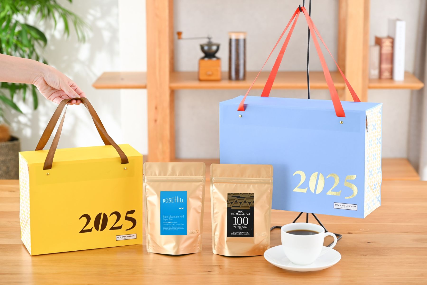 UCC上島珈琲「2025年珈琲福袋」予約販売、2万1600円の「ブルー