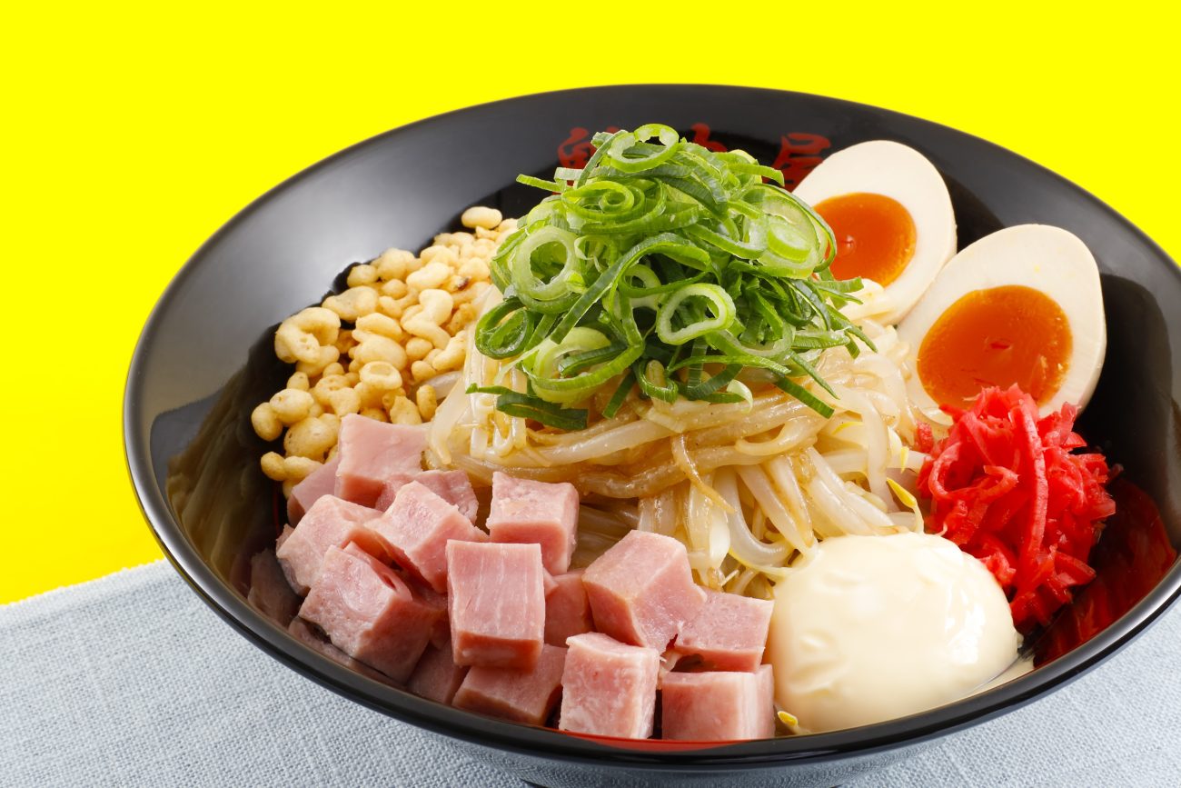 魁力屋、総重量約700gの新作「KAIRIKI冷やし中華」発売 ハム・味玉