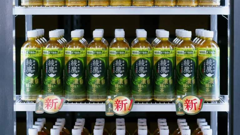 綾鷹「濃い緑茶」が650mlにリニューアル、 “濃い”味わいをTHE ALFEEが