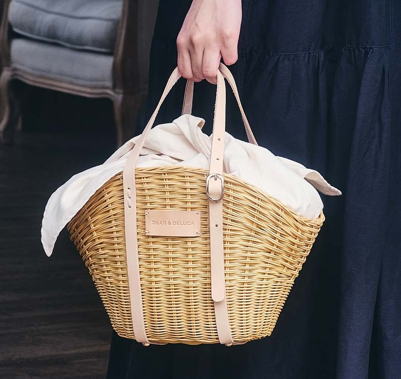 DEAN & DELUCA×BEAMS COUTURE、保冷ポーチ付き『ラタンかごバッグ