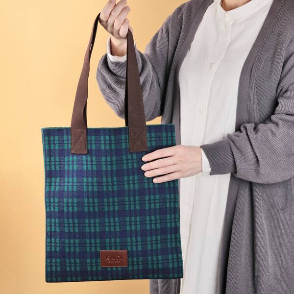 カルディ】ニット素材のバッグに食品5点が入った「ウィンターバッグ