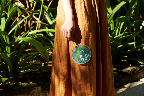 Muveilとコラボ Decencia伊勢丹新宿店の数量限定ノベルティ 水うちわ 年3月31日 エキサイトニュース