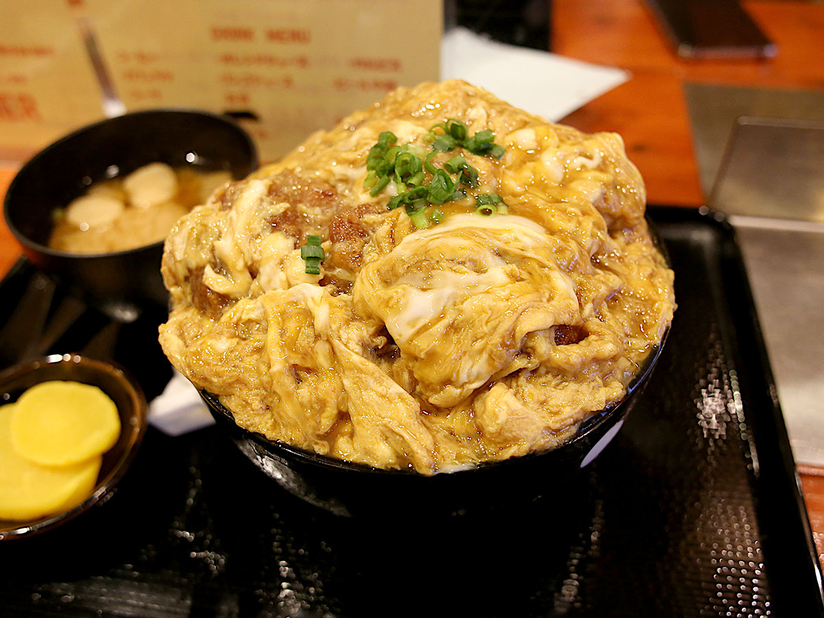 喫茶店なのにカツ丼が旨い 大阪 ポミエ でフルフル玉子の デカ盛りカツ丼 を体験してきた 22年1月10日 エキサイトニュース 3 3