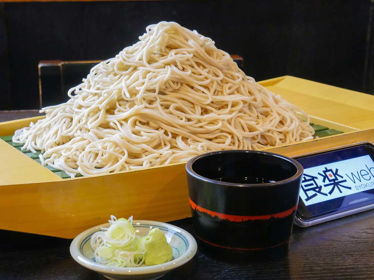 新橋リーマンの胃袋を満たす1.7kg超えの蕎麦！ 『寿毛平』でデカ盛り「舟盛り蕎麦」を食べてきた (2022年2月20日) - エキサイトニュース