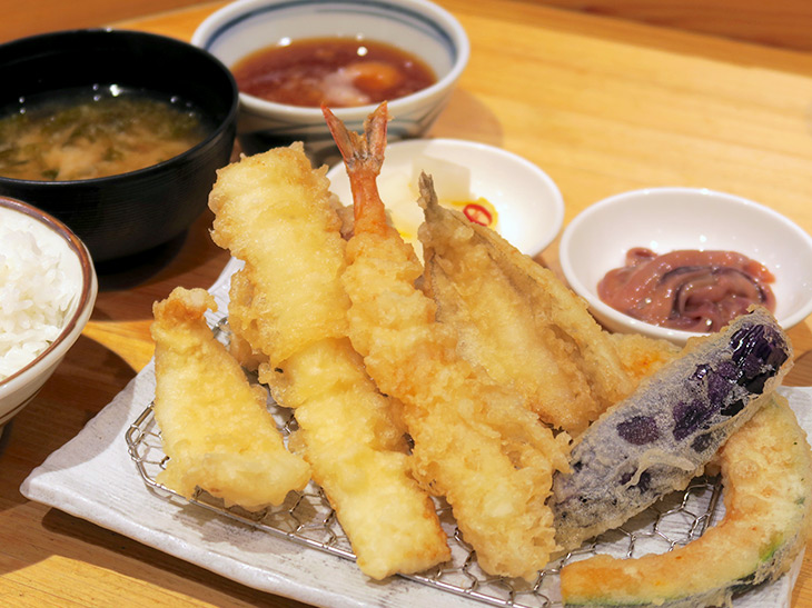 関西では大行列 揚げたての天ぷらがリーズナブルに食べられる まきの が都内にあるって知ってた 19年9月26日 エキサイトニュース