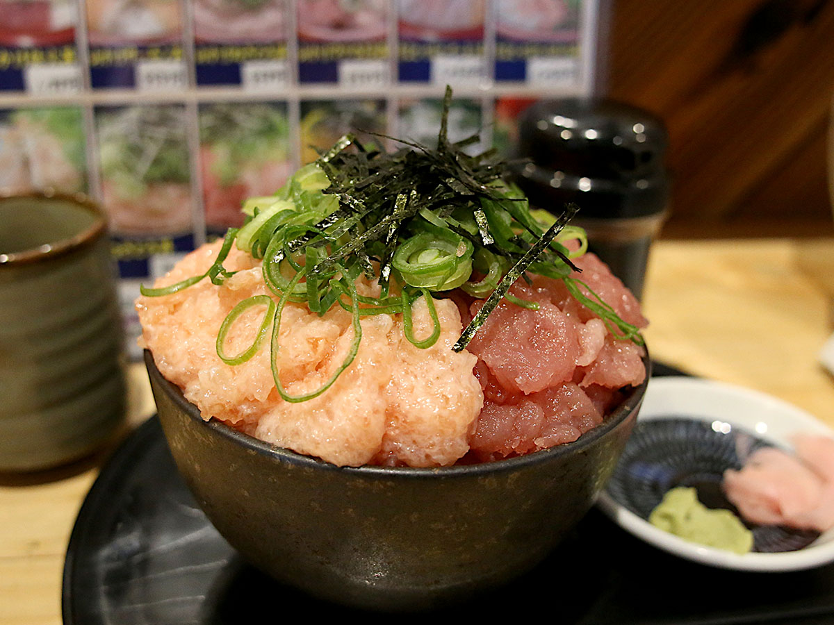 京都の新名物は海鮮丼！？ 激安なのに旨い大盛り「マグロ2色丼」を人気