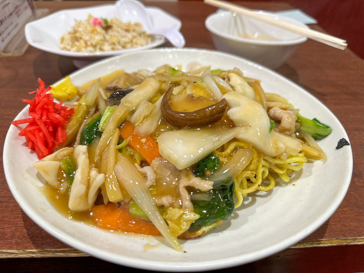 新宿グルメ】一度は味わうべき絶品あんかけ焼きそばとは？ 老舗町中華