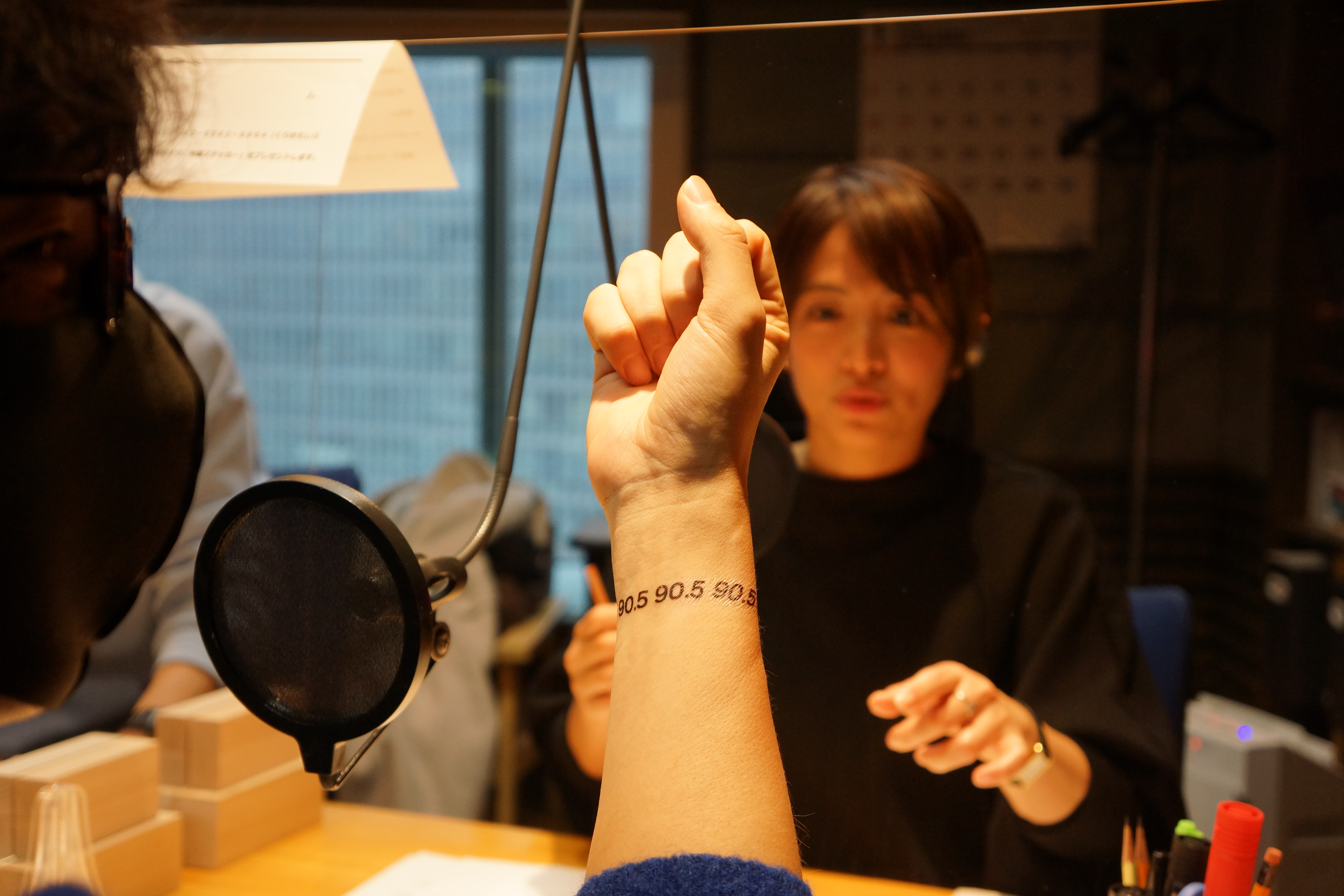 90 5タトゥーの土屋礼央 結局貼らない赤江珠緒 21年1月29日 エキサイトニュース