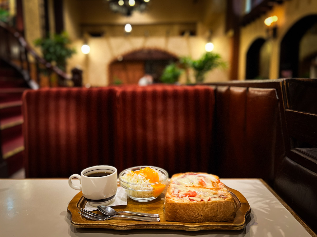 レトロ喫茶店カフェテーブル開店準備に！さらに値下げしました！ 東京レトロ喫茶モーニング】地下に広がる隠れ家喫茶〜新宿の「名曲