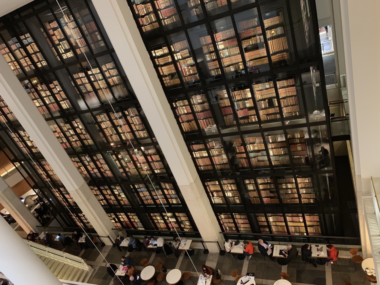 世界最大級の図書館、大英図書館が持つ美しい本のタワー【British Library】現地ルポ