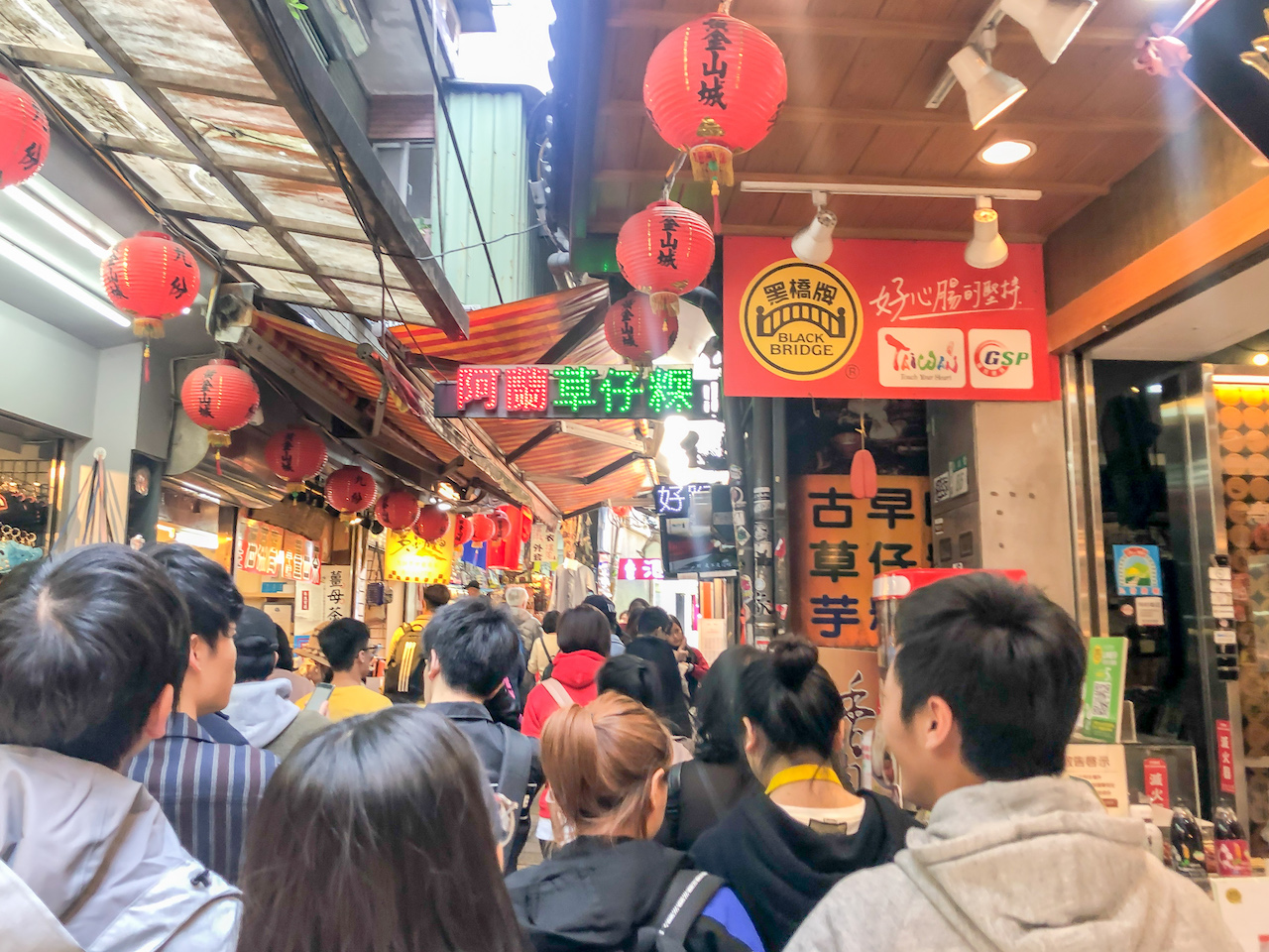 台湾 九份 基山街で食べ歩きの定番 地元民に愛される 阿蘭草仔粿 の草餅とは 19年5月15日 エキサイトニュース