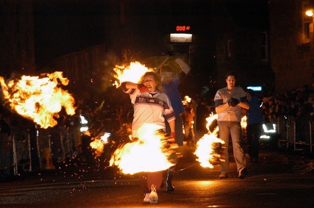 スコットランドの奇祭 ゆく年くる年の厄を焼く 伝統的な新年の火の玉祭り 15年12月30日 エキサイトニュース