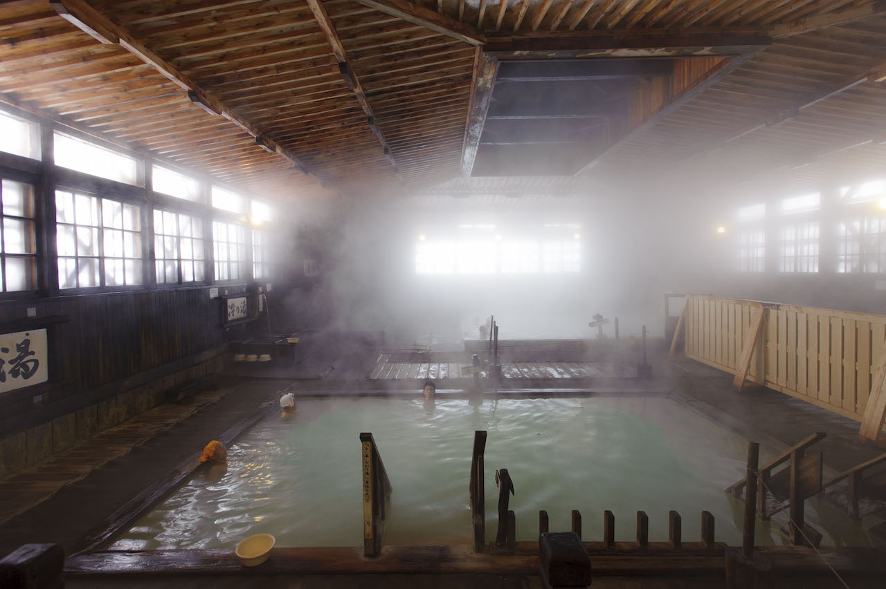 【希少価値！全国の混浴温泉】湯けむりが漂う総ヒバ造りの千人風呂 酸ヶ湯温泉＜青森県＞ 2021年4月16日 エキサイトニュース