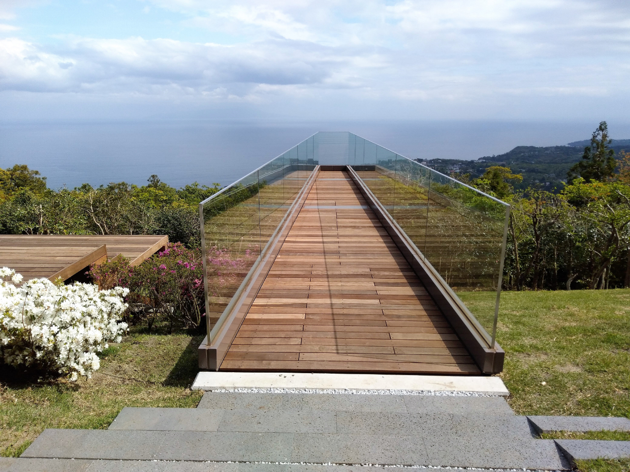 山頂ボードウォーク 絶景カフェ 伊豆に誕生した３６０度見渡せる新スポット 小室山リッジウォーク Misora 21年5月9日 エキサイトニュース 2 2