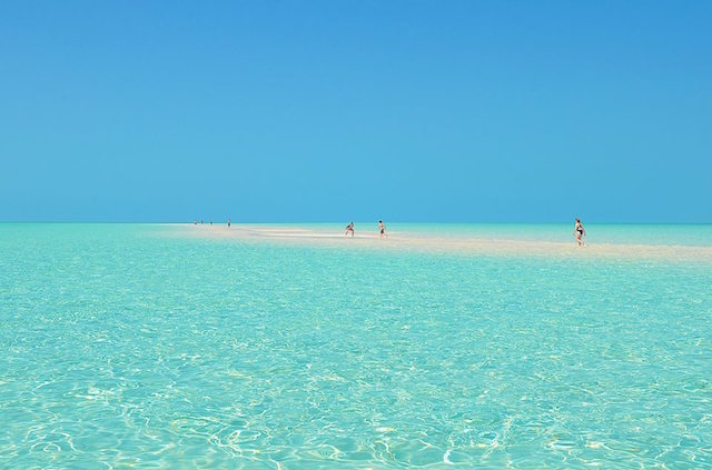 見た瞬間から新しい世界が広がりそうな 海に浮かぶ白い道絶景 15年9月30日 エキサイトニュース