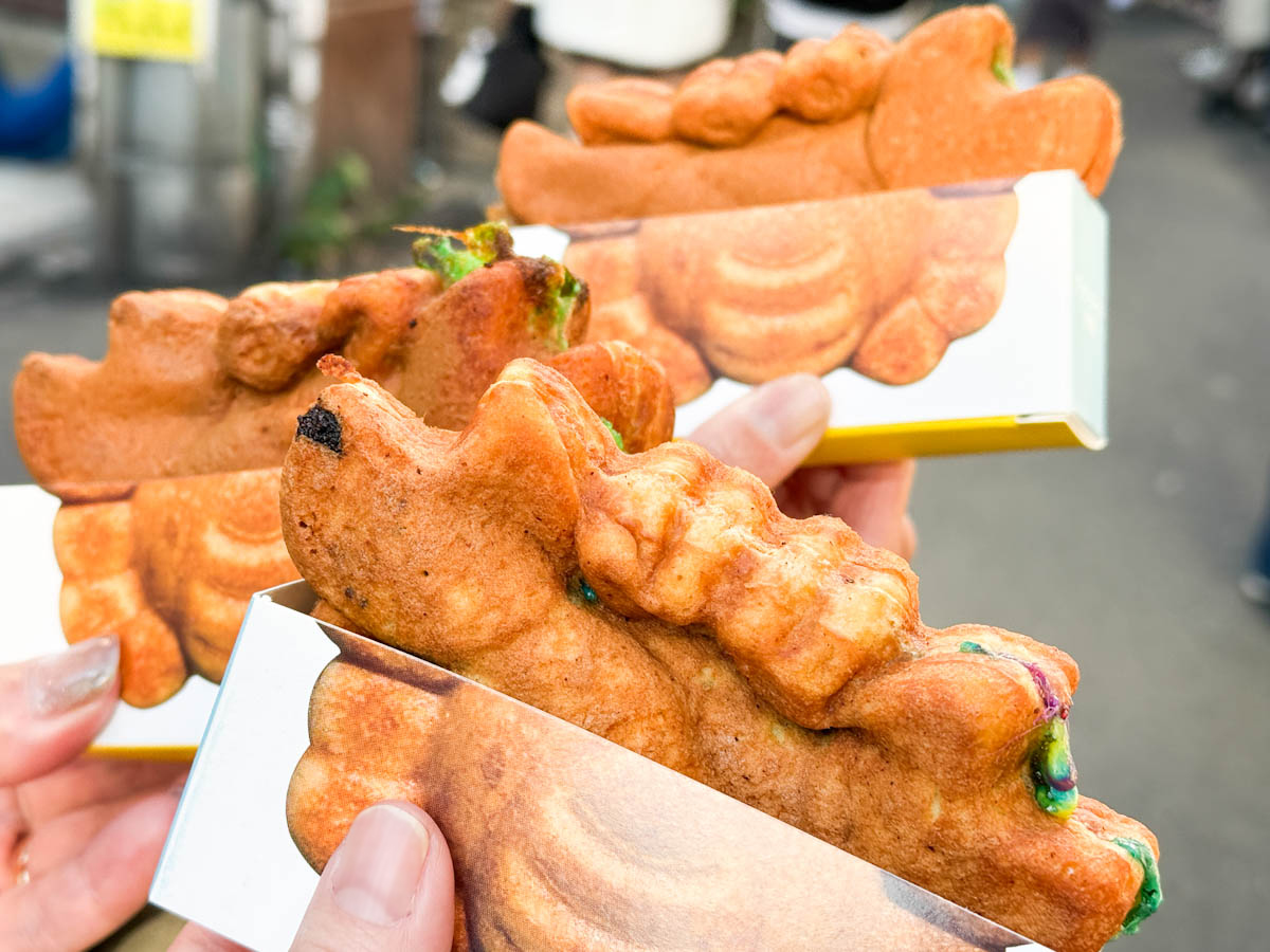 虹色チーズがのび〜るカニパン！】新大久保で発見！次流行りそうな