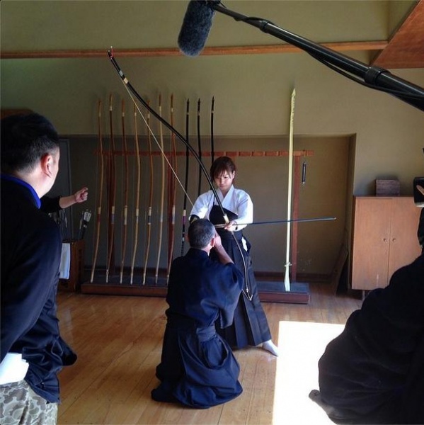 大島麻衣が弓道に挑戦 貴重な袴姿のまいまい にカッコイイと反響 14年3月4日 エキサイトニュース