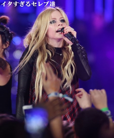 アヴリル ラヴィーン 夫と不仲騒動の渦中でヌード写真が流出 14年9月24日 エキサイトニュース