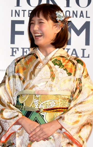 本田翼は艶やかな着物で 北川景子 竹内結子ら東京国際映画祭レッドカーペットで魅了 15年10月22日 エキサイトニュース