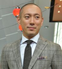 市川海老蔵、長女の誕生日にバラの花束をプレゼント 勸玄くんはお祝いの歌も