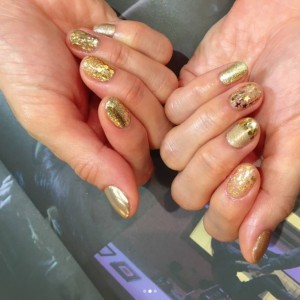 山田優 10本の爪 全部違う ゴールドのネイルを披露 可愛い仕上がりに満足 17年10月13日 エキサイトニュース