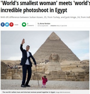 ギネス記録保持者 世界一背の高い男性 世界一背の低い女性がエジプトで写真撮影 18年1月28日 エキサイトニュース