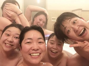 バービー ワタナベ女子会 お風呂場での集合写真を公開 顔を隠しているのは誰 18年4月30日 エキサイトニュース