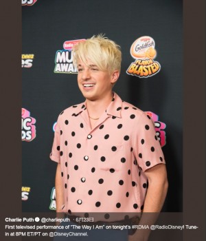 チャーリー プースのブロンドヘアにファン悲鳴 元に戻して 18年6月25日 エキサイトニュース