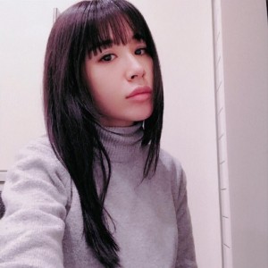 鈴木紗理奈が 前髪パッツン黒髪 に リンゴ姉さん の声も 18年12月12日 エキサイトニュース