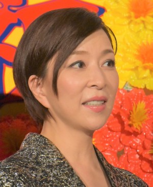 真矢ミキが大好きな宮本浩次ポーズ 久しぶりのパンツスーツで さぁ がんばろうぜぃ 21年2月15日 エキサイトニュース