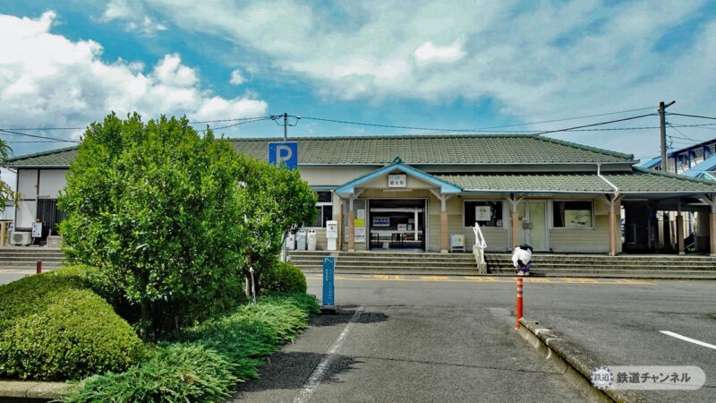 駅舎の瓦屋根がビューチフル JR四国徳島線 蔵本駅【木造駅舎