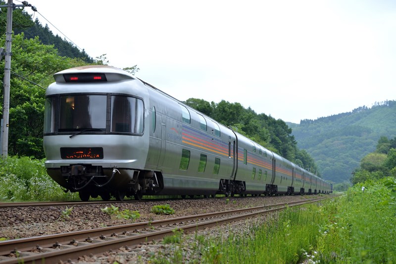 E26系「カシオペア」の食堂車座席と同じ生地を使用、特別なスツールを